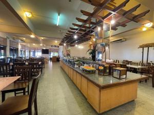 A restaurant or other place to eat at DSH Batu Burok Beach Resort