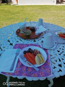 un tavolo da picnic con un piatto di cibo sopra di ANBAROA VILLAS a Tlaxcala de Xicohténcatl