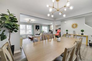 Area soggiorno di Modern 5BR, Kid-Friendly Home In Poconos with Pool Table
