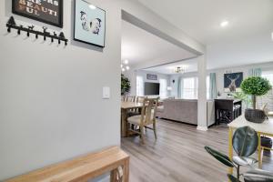 Area soggiorno di Modern 5BR, Kid-Friendly Home In Poconos with Pool Table