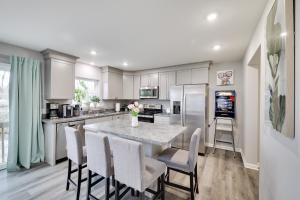 Cucina o angolo cottura di Modern 5BR, Kid-Friendly Home In Poconos with Pool Table