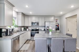 Cucina o angolo cottura di Modern 5BR, Kid-Friendly Home In Poconos with Pool Table