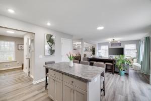 Cucina o angolo cottura di Modern 5BR, Kid-Friendly Home In Poconos with Pool Table