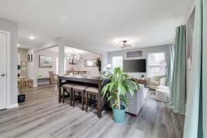 TV o dispositivi per l'intrattenimento presso Modern 5BR, Kid-Friendly Home In Poconos with Pool Table