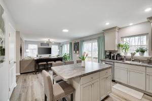 Cucina o angolo cottura di Modern 5BR, Kid-Friendly Home In Poconos with Pool Table