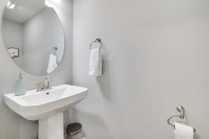 Bagno di Modern 5BR, Kid-Friendly Home In Poconos with Pool Table