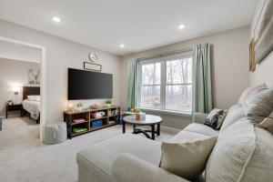 TV o dispositivi per l'intrattenimento presso Modern 5BR, Kid-Friendly Home In Poconos with Pool Table