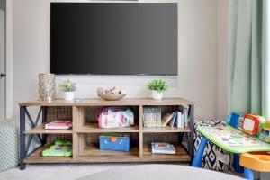 TV o dispositivi per l'intrattenimento presso Modern 5BR, Kid-Friendly Home In Poconos with Pool Table