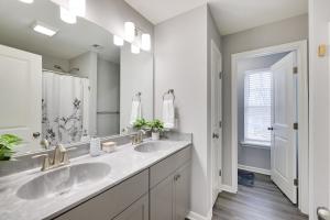 Bagno di Modern 5BR, Kid-Friendly Home In Poconos with Pool Table