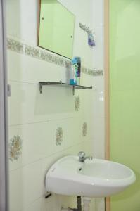 een badkamer met een wastafel en een spiegel bij 3 Little Birds Home, 100meter to JonkerWalk in Melaka
