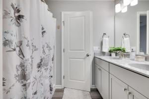 Bagno di Modern 5BR, Kid-Friendly Home In Poconos with Pool Table