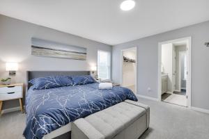 Letto o letti in una camera di Modern 5BR, Kid-Friendly Home In Poconos with Pool Table