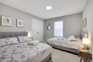 Letto o letti in una camera di Modern 5BR, Kid-Friendly Home In Poconos with Pool Table