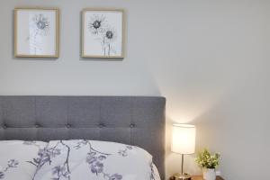 Letto o letti in una camera di Modern 5BR, Kid-Friendly Home In Poconos with Pool Table