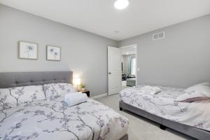 Letto o letti in una camera di Modern 5BR, Kid-Friendly Home In Poconos with Pool Table