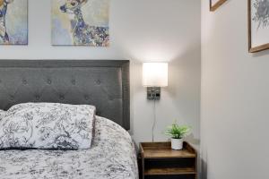 Letto o letti in una camera di Modern 5BR, Kid-Friendly Home In Poconos with Pool Table