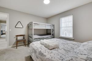 Letto o letti in una camera di Modern 5BR, Kid-Friendly Home In Poconos with Pool Table