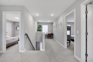 Letto o letti in una camera di Modern 5BR, Kid-Friendly Home In Poconos with Pool Table