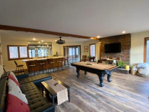 Afbeelding uit fotogalerij van Big House On The Hill in East Stroudsburg