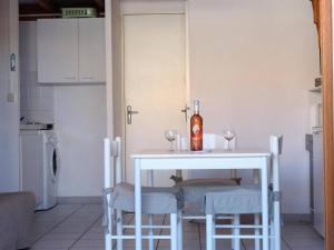 Kuchnia lub aneks kuchenny w obiekcie Maison studio avec mezzanine et terrasse - Gruissan - FR-1-229-841