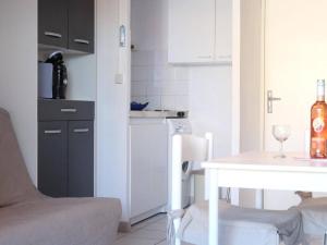 Kuchyňa alebo kuchynka v ubytovaní Maison studio avec mezzanine et terrasse - Gruissan - FR-1-229-841