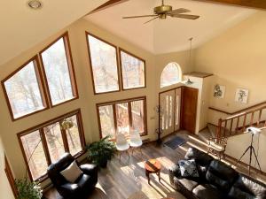 Afbeelding uit fotogalerij van Big House On The Hill in East Stroudsburg