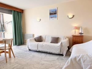ein Wohnzimmer mit einer weißen Couch in einem Zimmer in der Unterkunft Appartement Le Lavandou, 2 pièces, 5 personnes - FR-1-251-443 in Le Lavandou