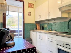 eine Küche mit weißen Schränken und einer blauen Arbeitsplatte in der Unterkunft Appartement Le Lavandou, 2 pièces, 5 personnes - FR-1-251-443 in Le Lavandou