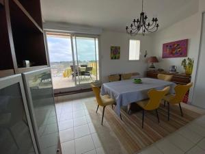 Posezení v ubytování Appartement avec terrasses, à 2 min de la plage, pets admis - FR-1-494-150
