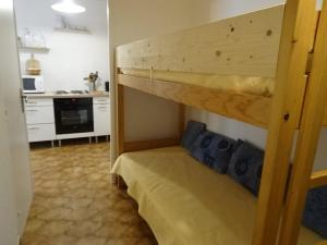 um beliche num quarto com uma cozinha em Appartement Hyères, 2 pièces, 4 personnes - FR-1-335-184 em Hyères