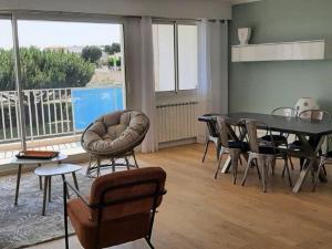 salon ze stołem jadalnym i krzesłami w obiekcie Appartement rénové 85m2, terrasse, parking, face à plage - FR-1-494-149 w mieście Royan +7 zdjęć