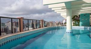una gran piscina en la azotea de un edificio en Flat Vista Mar no Meireles na Beira Mar de Fortaleza 905, en Fortaleza