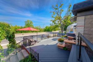 una terraza con sombrilla y sillas en una casa en Niagara River&Glenview Home-15MinsWalkToFalls, en Niagara Falls