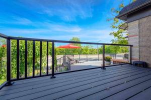 une terrasse avec une balustrade et un patio dans l'établissement Niagara River&Glenview Home-15MinsWalkToFalls, à Niagara Falls