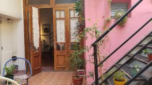 Casa rosa con puerta de madera en Cute Home en Buenos Aires