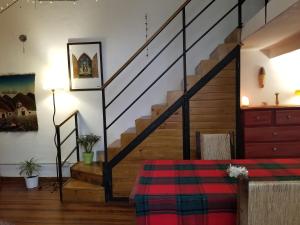 Habitación con escalera y mesa con cama en Cute Home en Buenos Aires