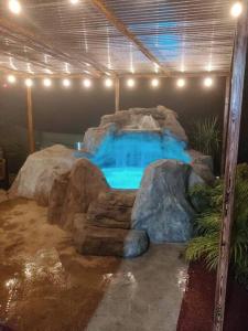 - un parc aquatique avec une cascade et des rochers dans l'établissement Villas Altos del Arenal, à Fortuna