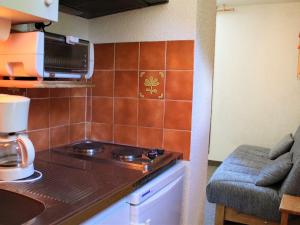 a small kitchen with a stove and a microwave at Studio cosy 2 pers à Vars Les Claux, proche remontées mécaniques et centre résidentiel - FR-1-330B-206 in Vars