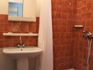 a bathroom with a sink and a mirror and a shower at Studio cosy 2 pers à Vars Les Claux, proche remontées mécaniques et centre résidentiel - FR-1-330B-206 in Vars