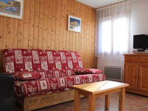 Televízia a/alebo spoločenská miestnosť v ubytovaní Appartement cosy 2 pièces avec coin nuit, 6 couchages, à 100m des pistes et commerces à Vars - FR-1-330B-207
