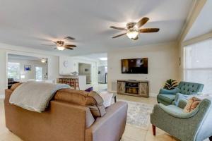 sala de estar con sofá, sillas y TV en Relaxing! Spacious 2 bedroom- close to everything! en Clearwater
