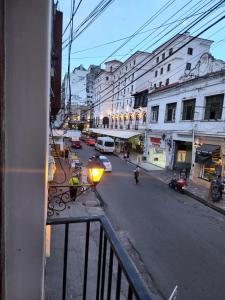 desde el balcón de una calle de la ciudad con coches en Aires de la Plaza 2 en Salta