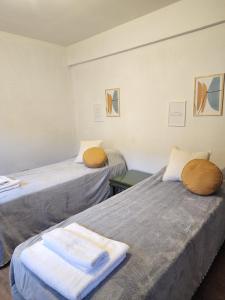 2 camas con toallas en una habitación en Aires de la Plaza 2 en Salta