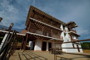 budynek z drewnianymi balkonami na boku w obiekcie CASA LLANO HIGUERAS w mieście Barichara