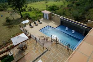 una vista aérea de una piscina con sillas y sombrillas en CASA LLANO HIGUERAS, en Barichara