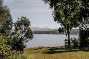 - une vue sur une grande étendue d'eau avec des arbres dans l'établissement Fleurty's Point Cottage at Franklin South, Huon Valley, Tasmania, à Franklin