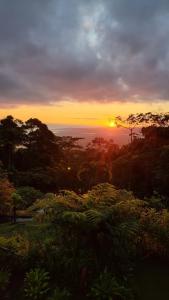 Sonnenuntergang mit Sonnenuntergang am Horizont in der Unterkunft Birds & Breakfast Costa Rica in Fortuna