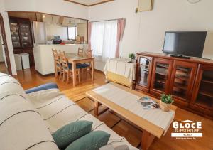 养老GLOCE 養老 西小倉ハウス 1 l 広々とした一軒家を貸切 l 無料駐車場有 l 中長期向け的带沙发和桌子的客厅