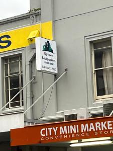 um sinal de mercado de minivan na lateral de um edifício em UpTown Backpackers em Dunedin