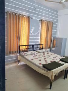 Una cama o camas en una habitación de Om Shree Yatri Niwas